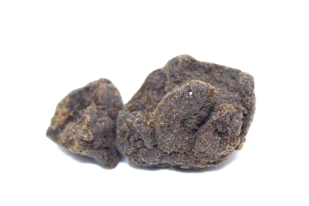 Hachís de calidad con buena densidad Muestra de hachís compacto de color marrón intenso