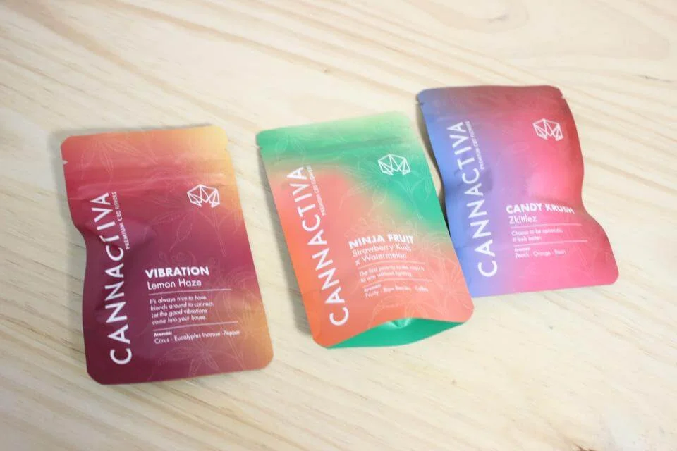 Bolsas de flores de CBD Cannactiva cultivadas en invernadero