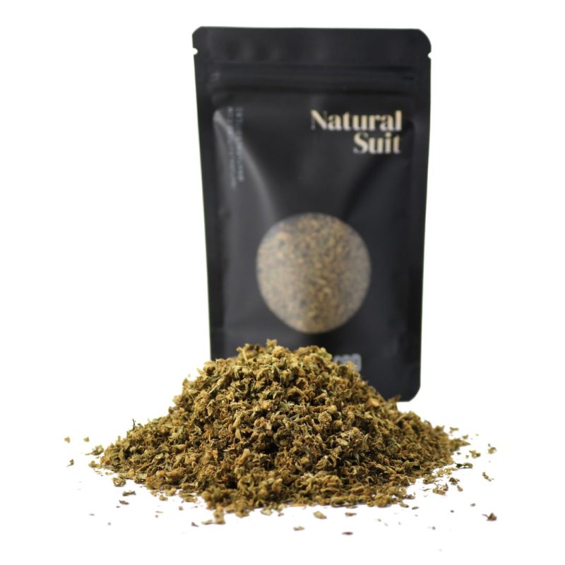 Bolsa de 50 gramos de Trim CBD Natural Suit con etiquetado visible