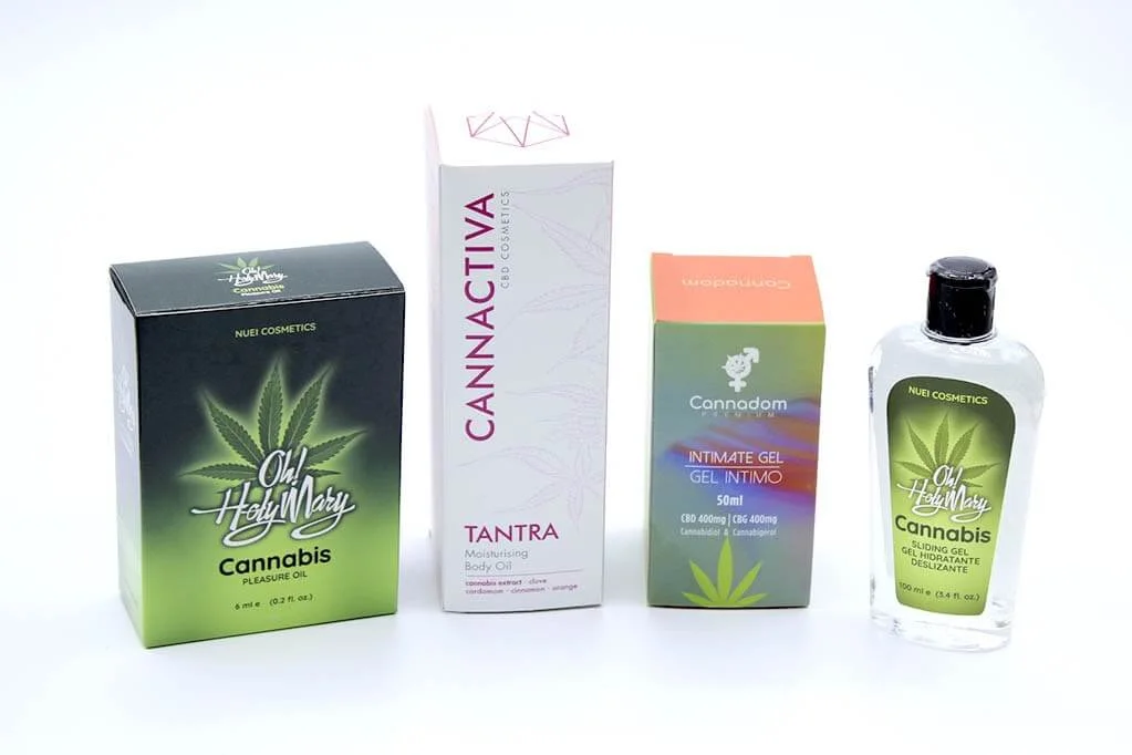 Varios lubricantes íntimos con CBD de diferentes marcas en presentación de catálogo