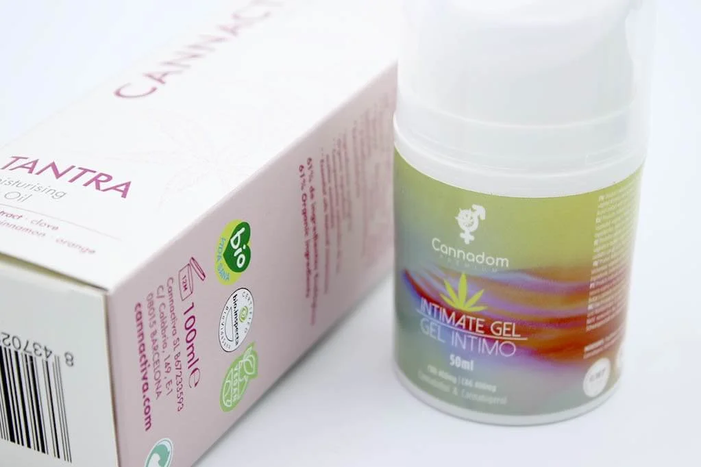 Lubricante íntimo con CBD en textura líquida y envase transparente