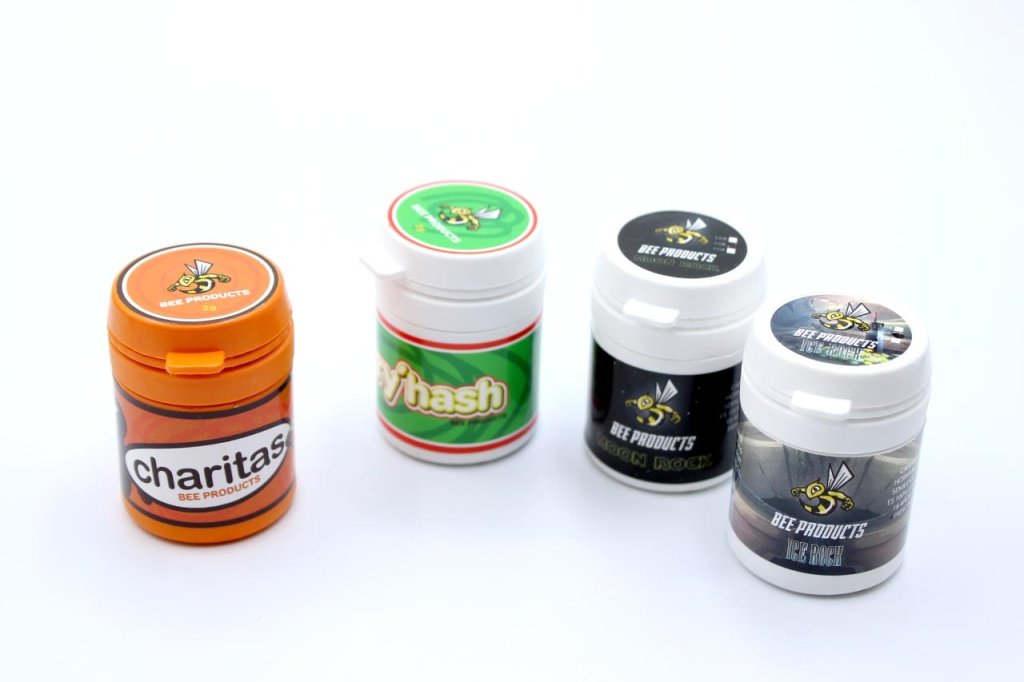 Envase sellado de resina CBD con etiquetado de marca visible y diseño profesional