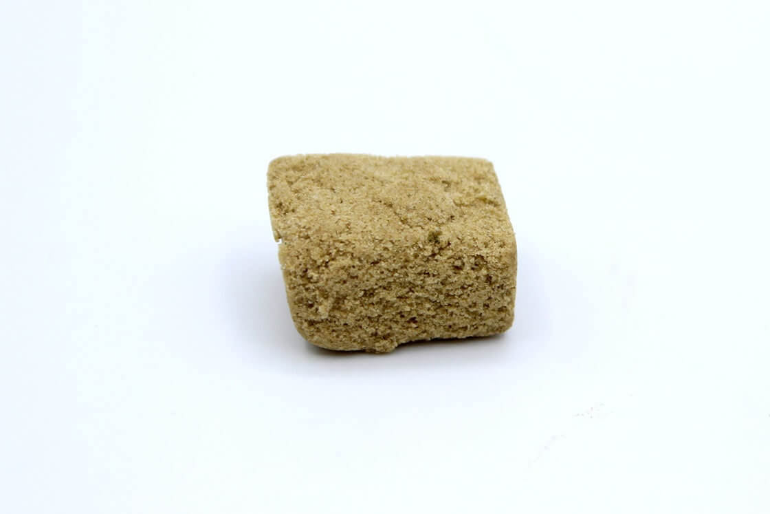 Diferentes envases de Polen Rubio CBD con etiquetas de marca y gramaje
