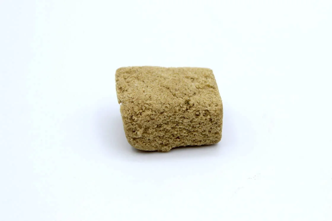 Diferentes envases de Polen Rubio CBD con etiquetas de marca y gramaje