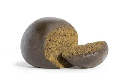 Primer plano de Bubble Hash CBD con textura cremosa y color marrón oscuro