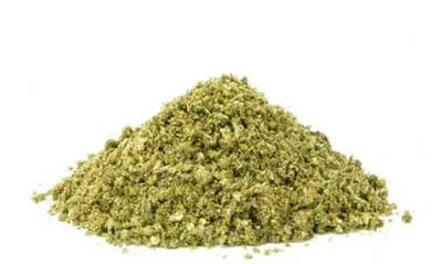 Detalle de trim CBD con textura vegetal y presencia de resina