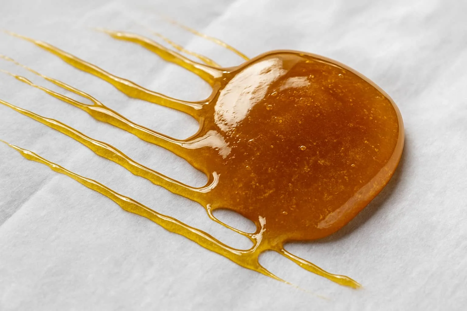 Rosin de CBD con consistencia pegajosa extendido tras su extracción, ideal para observar la calidad del concentrado sin disolventes.