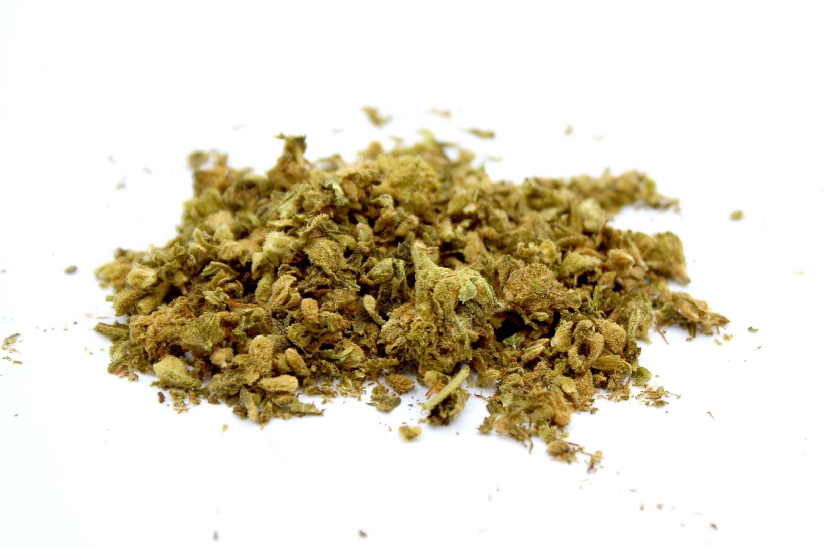 Primer plano de mezcla de trim CBD con fragmentos de cogollo
