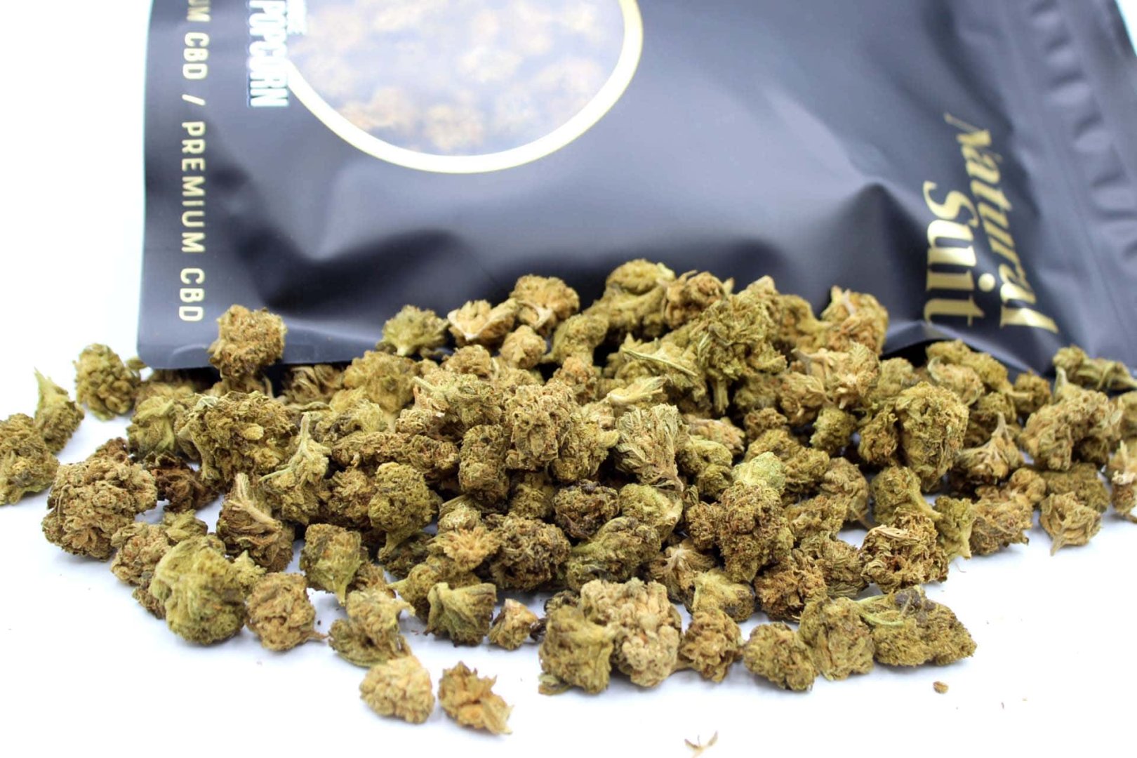 Detalle del etiquetado de 100 gramos en bolsa CBD Natural Suit