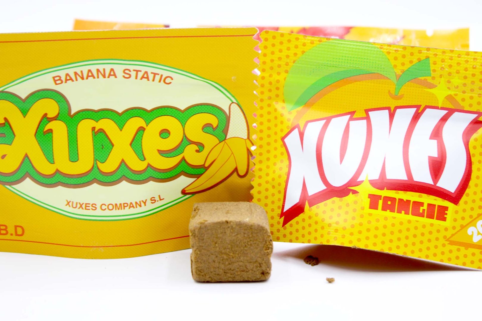 Hash Banana Static CBD frente a packaging de Xuxes Tangie en tonos amarillos