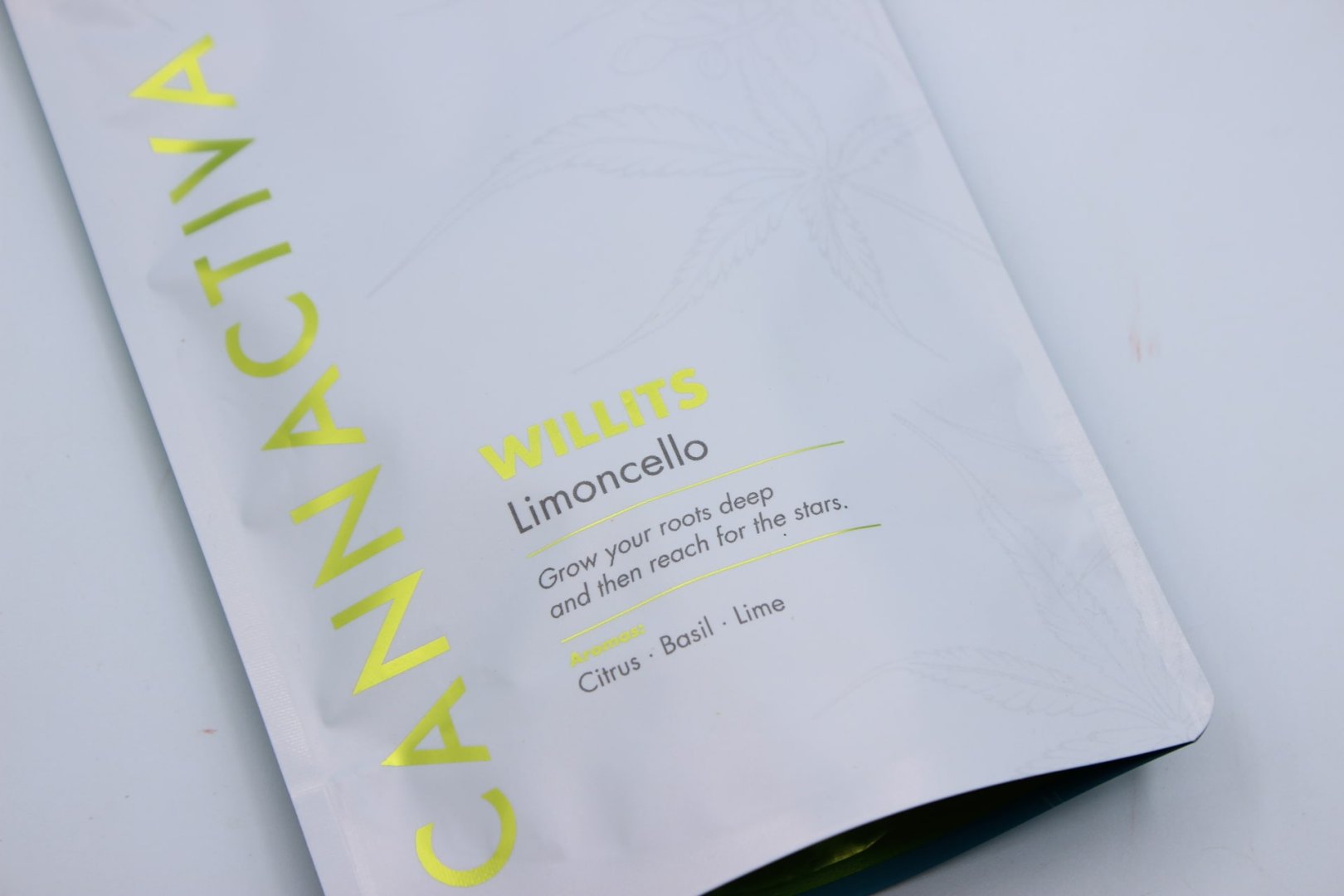 Bolsa de flores CBD Cannactiva Willits Limoncello legales en España con aroma cítrico y certificado bajo THC.