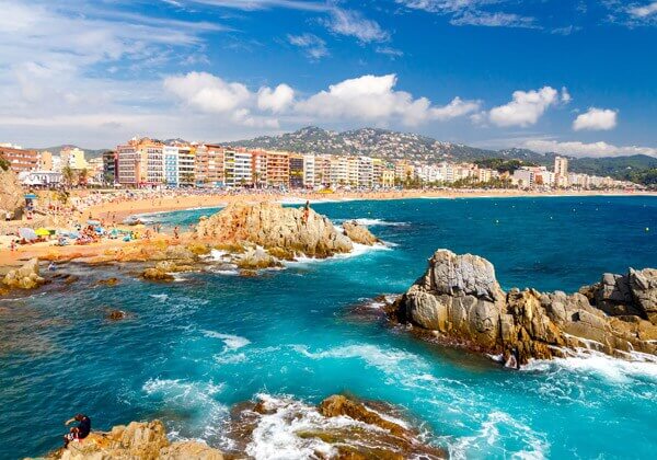 Vista de la playa principal de Lloret de Mar, cerca de zonas comerciales con CBD shop