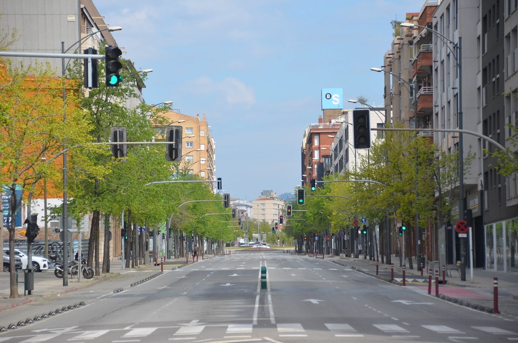 Calle céntrica de Sabadell con entorno urbano moderno y acceso a tiendas CBD