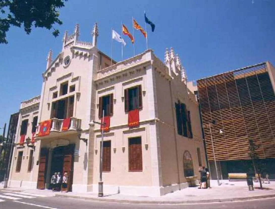 Fachada del Ayuntamiento de El Prat de Llobregat en el centro urbano