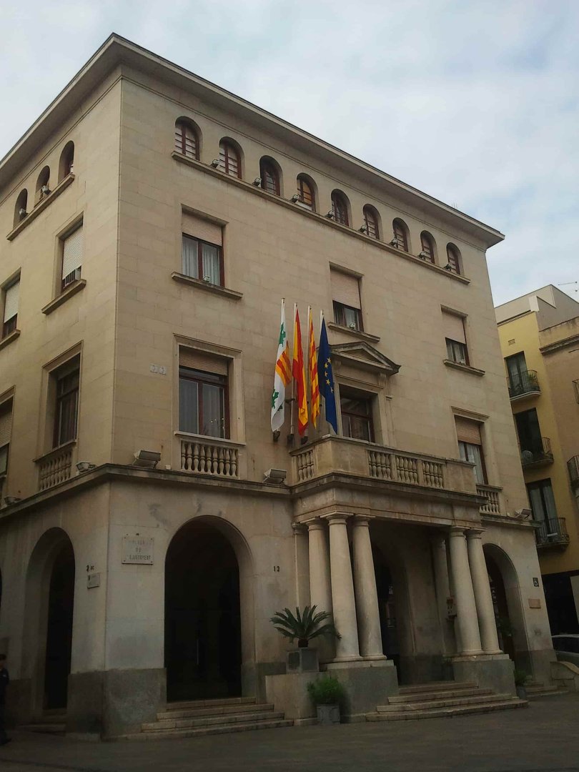 Fachada del Ayuntamiento de Figueres, edificio representativo en el centro urbano