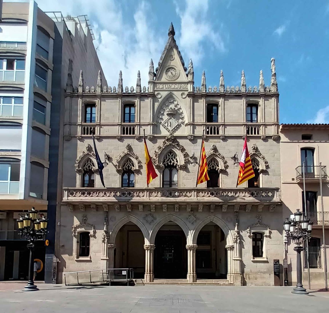 Fachada del Ayuntamiento de Terrassa en el centro urbano, cerca de tiendas CBD