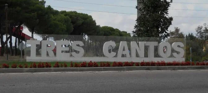 Señal de entrada a Tres Cantos, referencia visual para quienes desean comprar CBD