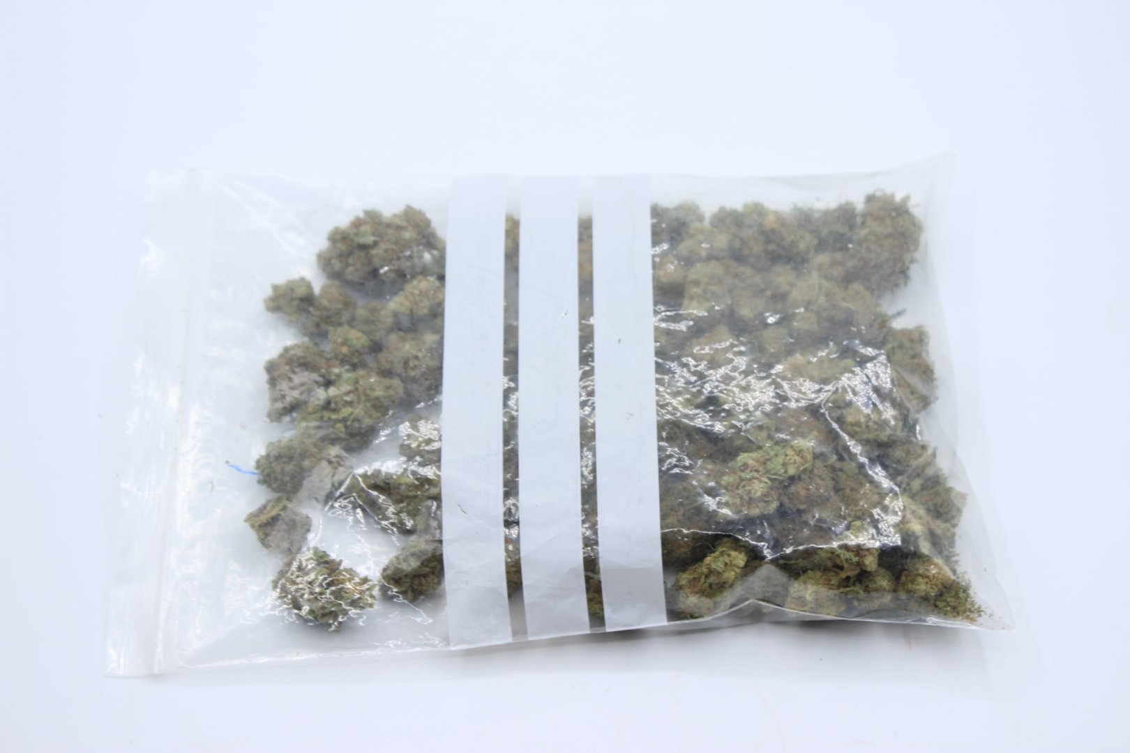 Bolsa de plástico hermética con gran cantidad de flores de CBD