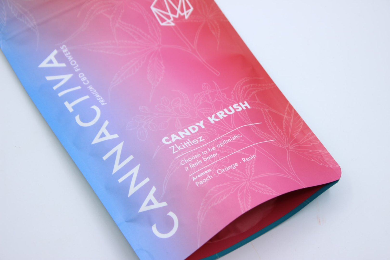 Envase Cannactiva Candy Krush Zkittlez, flores CBD potentes con aroma dulce y resinoso