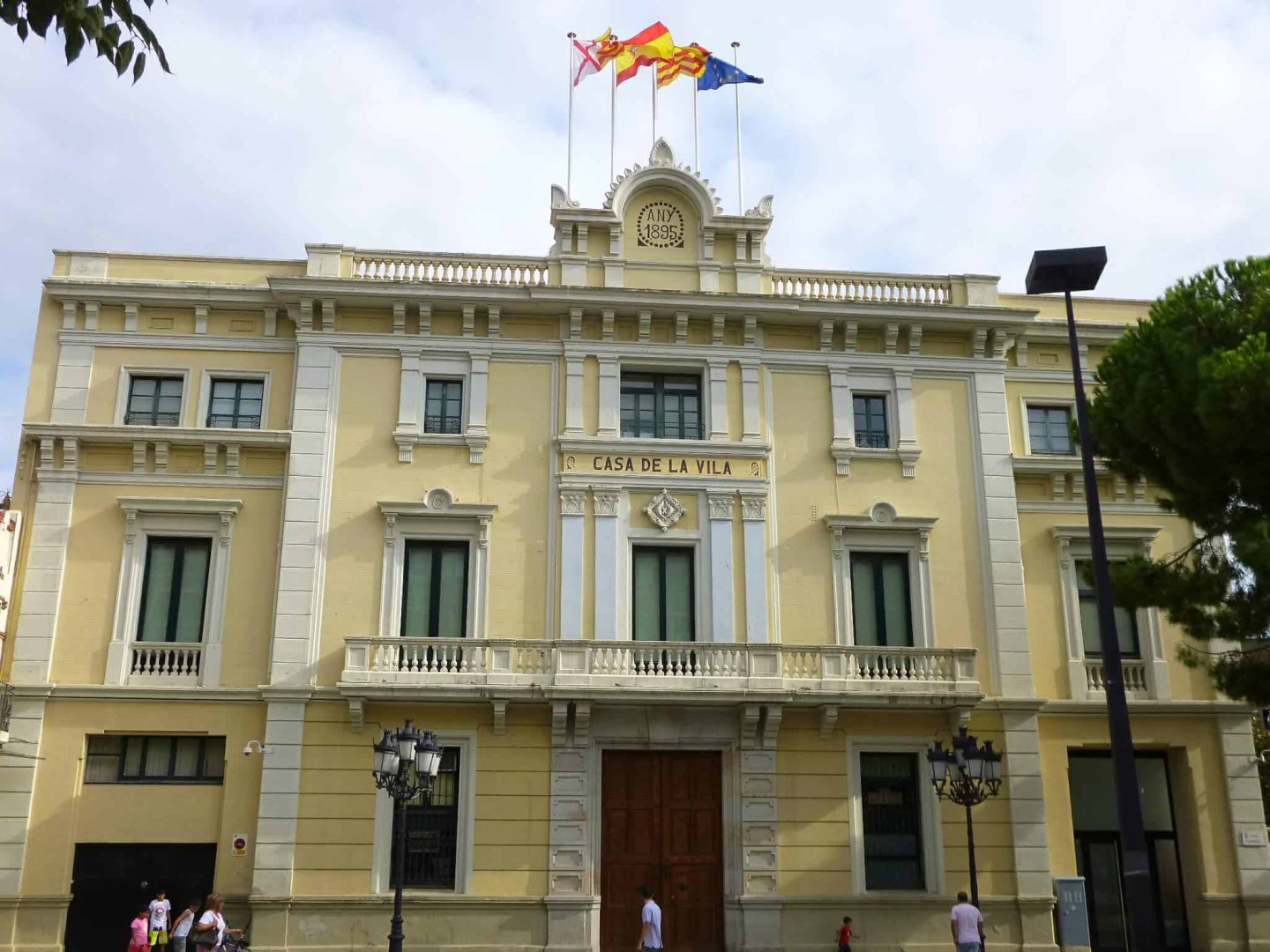 Fachada de la Casa de la Vila en Hospitalet de Llobregat, próxima a tienda CBD