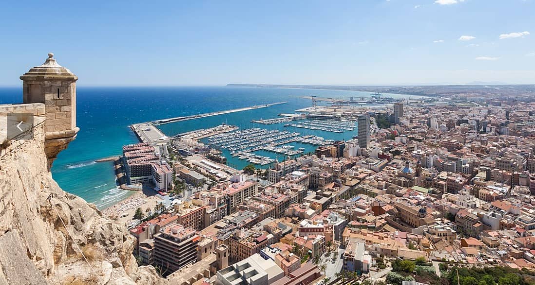 Vista panorámica del puerto de Alicante desde el centro de la ciudad