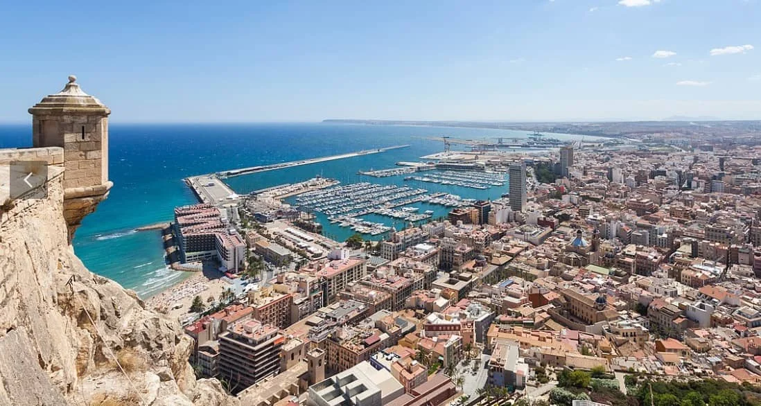 Vista panorámica del puerto de Alicante desde el centro de la ciudad