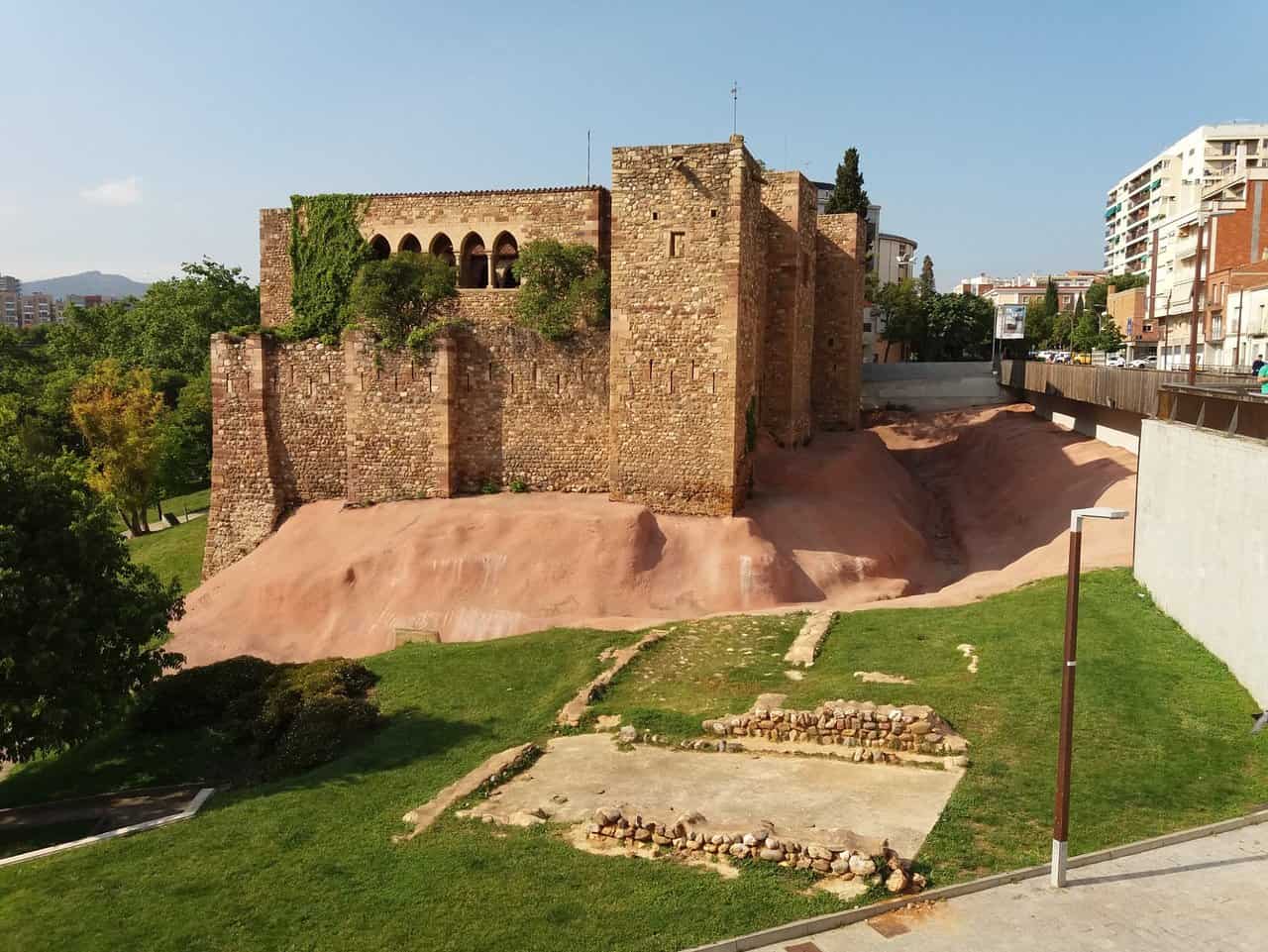 Castillo de Vallparadís en Terrassa, símbolo histórico junto a zonas con tiendas CBD
