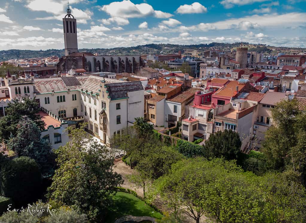 Vista del centro de Terrassa con su arquitectura típica y zona urbana con acceso a CBD shop
