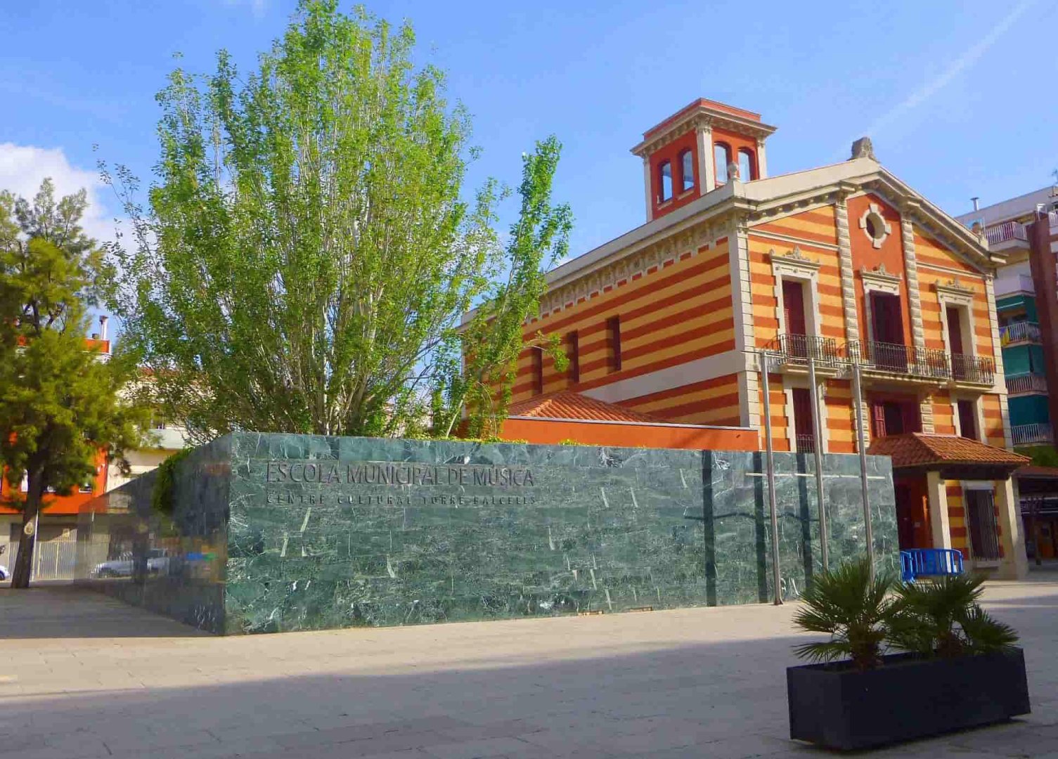 Escuela de música de El Prat de Llobregat, cerca de comercios y CBD shop locales