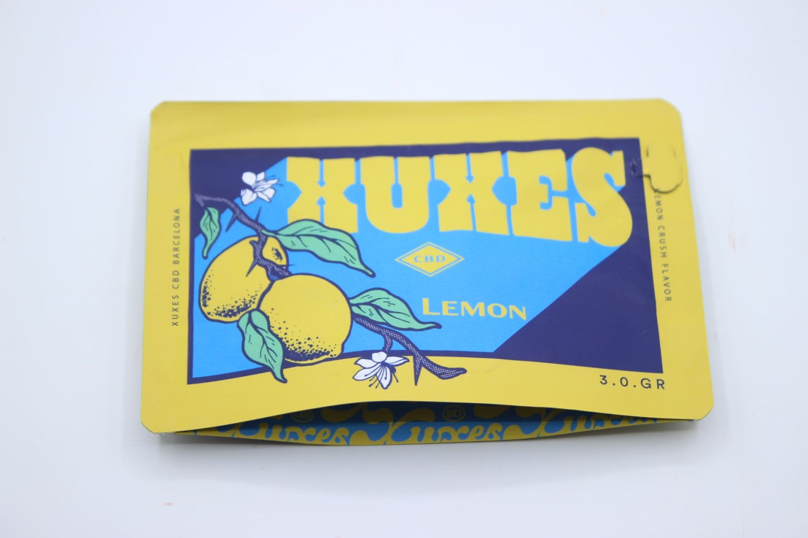 Bolsa de flor CBD Super Lemon con diseño de limón, representando aroma cítrico