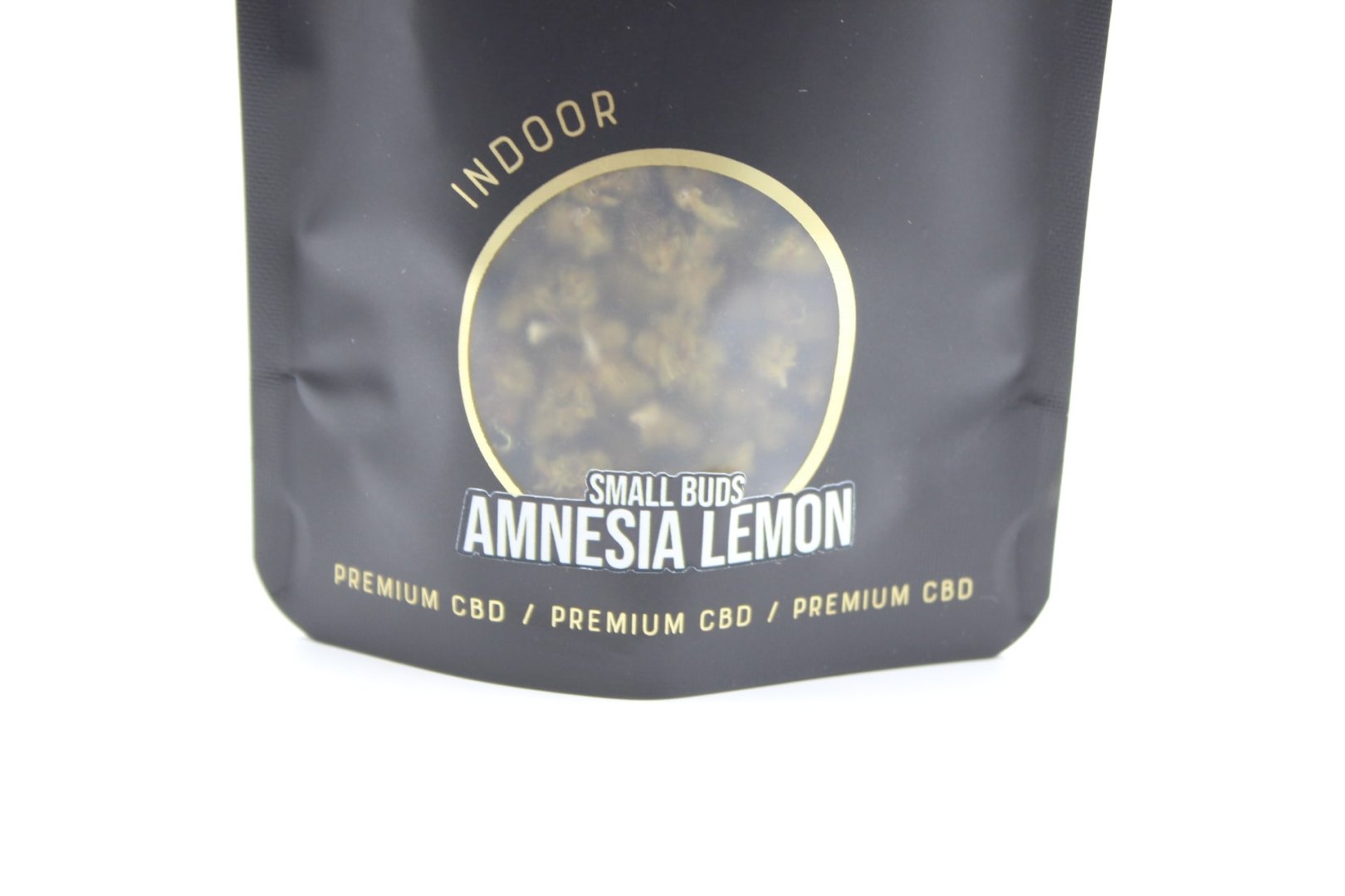 Bolsa negra con ventana mostrando flores CBD premium de cultivo indoor