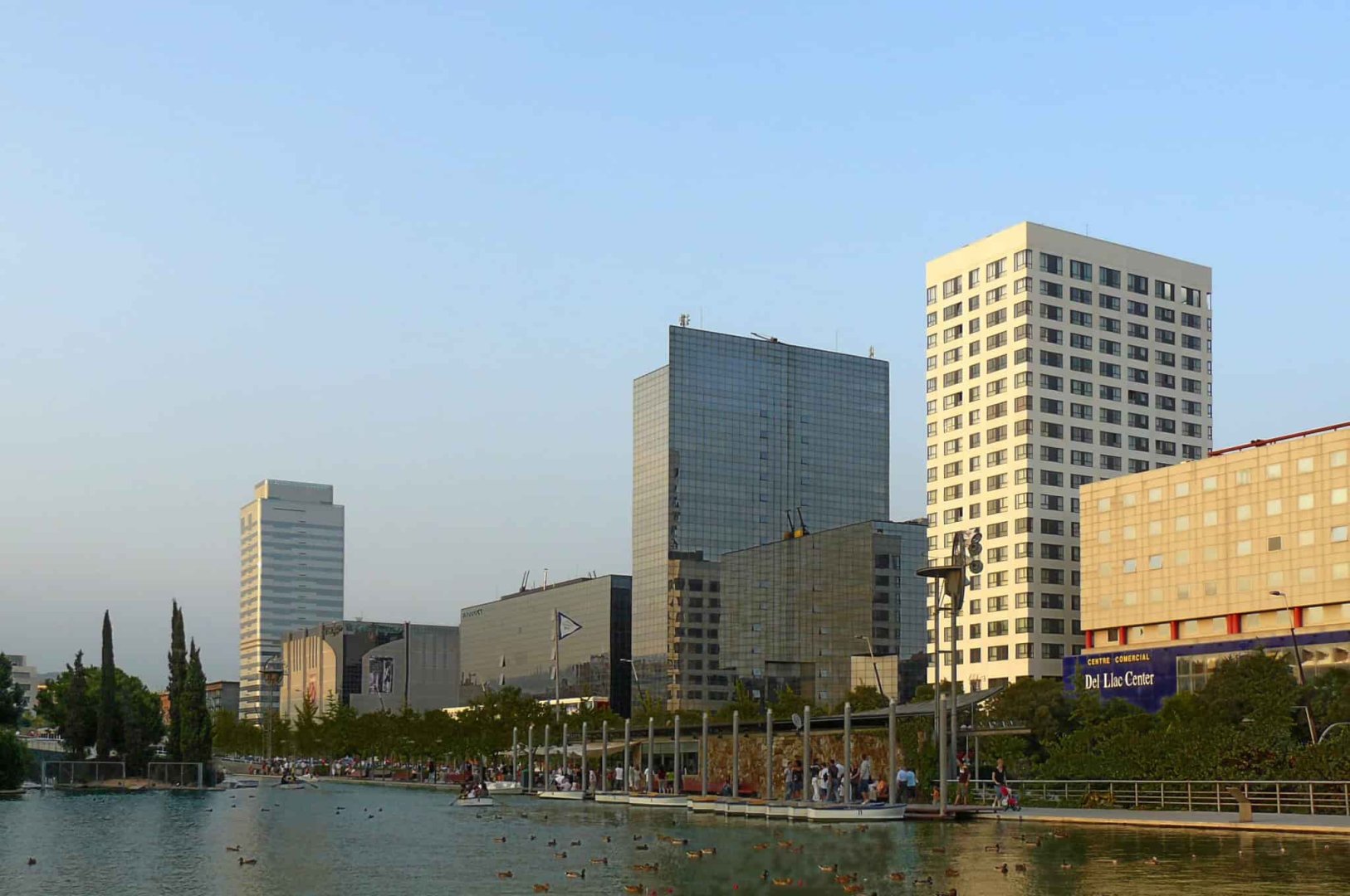 Entorno moderno con edificios y lago en Sabadell, ideal para pasear cerca de una CBD shop