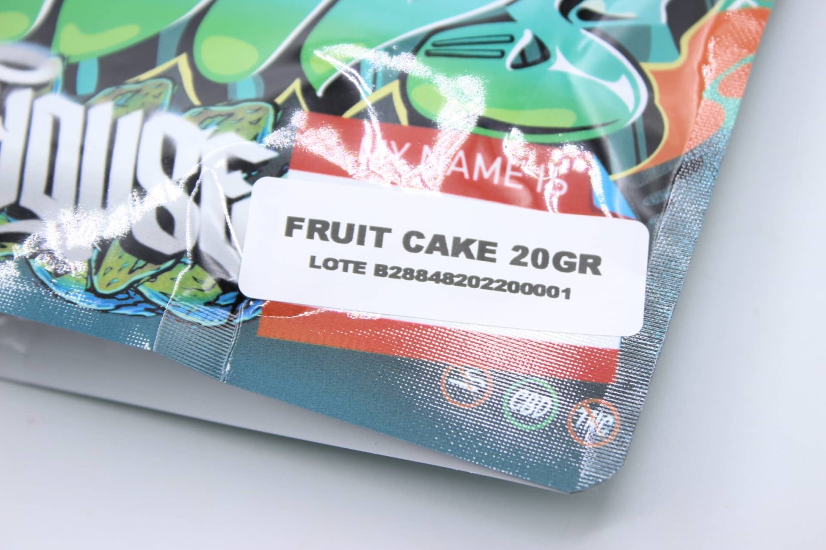 Etiqueta de lote en envase colorido de flor CBD variedad Fruit Cake
