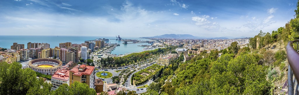 Vista panorámica desde Gibralfaro, con el puerto de Málaga al fondo y zonas donde comprar CBD