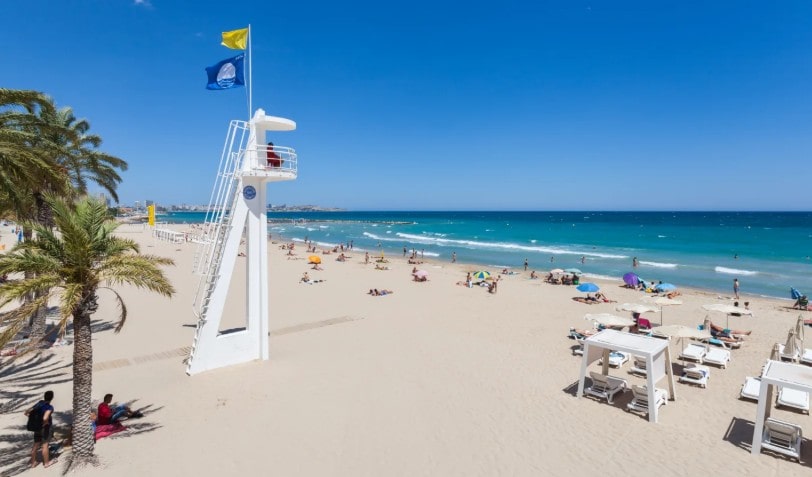 Vista de la playa del Postiguet en Alicante, cerca de nuestra tienda CBD