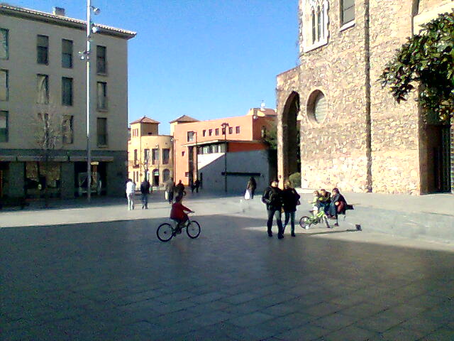 Espacio abierto en Granollers con edificios históricos y ambiente urbano