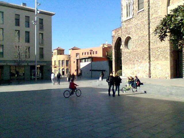 Espacio abierto en Granollers con edificios históricos y ambiente urbano