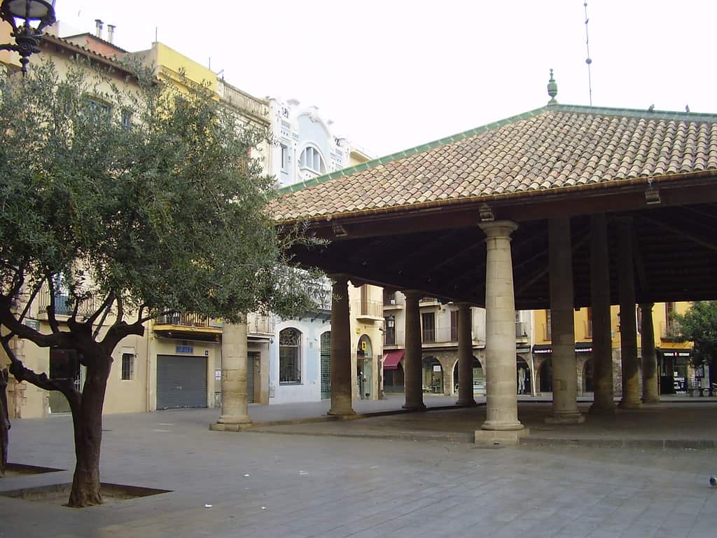 Estructura cubierta tradicional en Granollers, cerca de tiendas especializadas en CBD