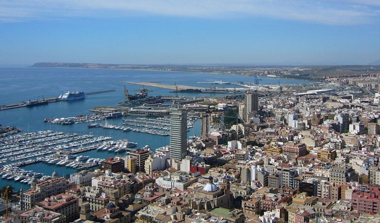 Panorámica de Alicante desde el Castillo de Santa Bárbara, con vista al CBD shop local