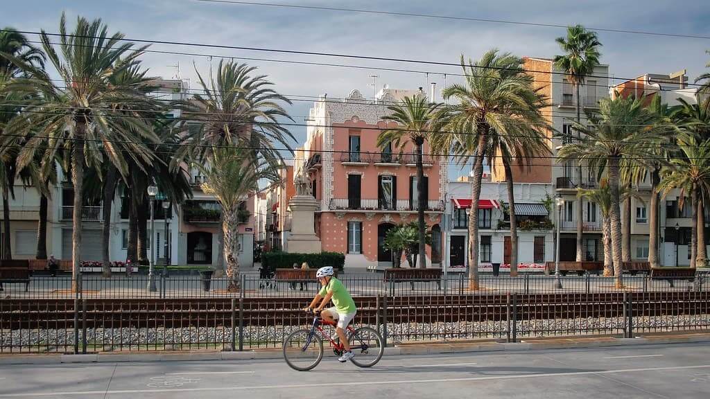 Rambla de Badalona al atardecer, espacio con CBD shop y ambiente tranquilo