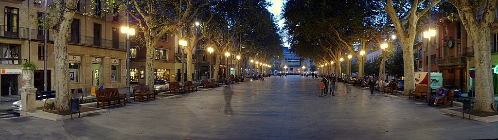 Rambla central de Figueres al atardecer, zona ideal para pasear y visitar una CBD shop
