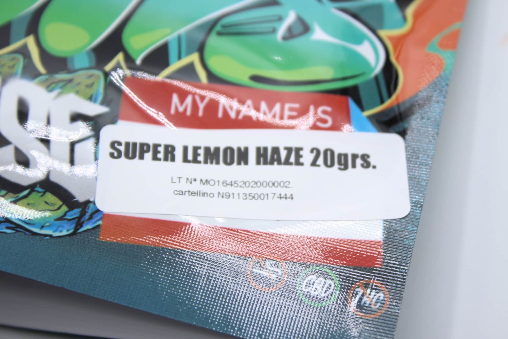 Etiqueta en flor CBD Super Lemon Haze con número de lote y cartellino