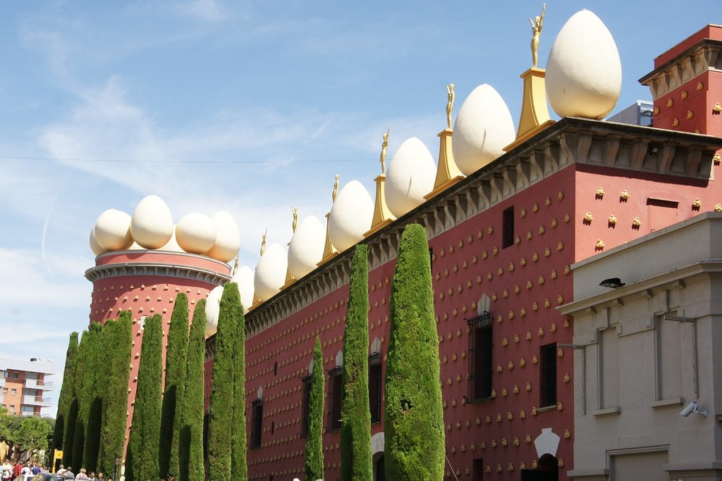 Fachada del Teatro-Museo Dalí, icono cultural de Figueres