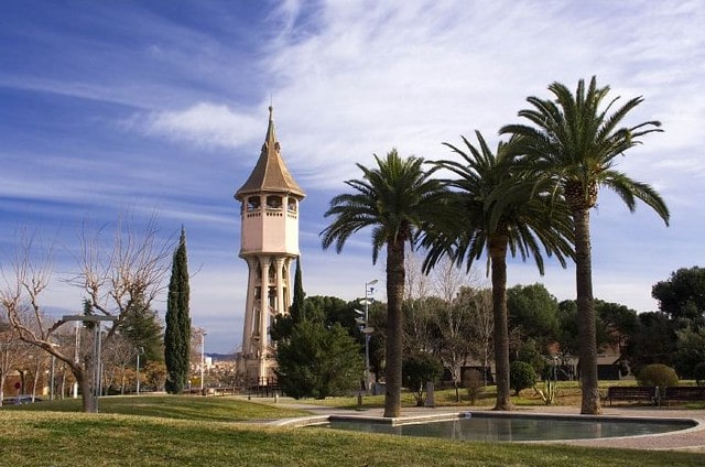 Vista de la Torre del Agua rodeada de jardines en Sabadell, cerca de tiendas de flores CBD