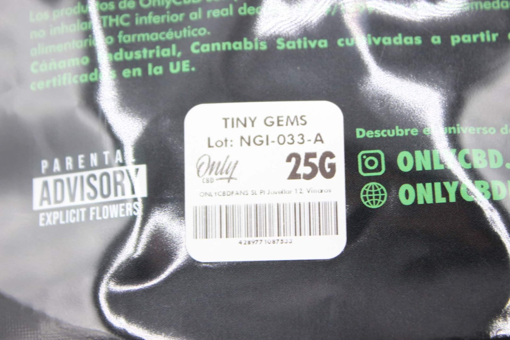 Etiqueta blanca con información del lote NGI-033-A en bolsa negra de CBD