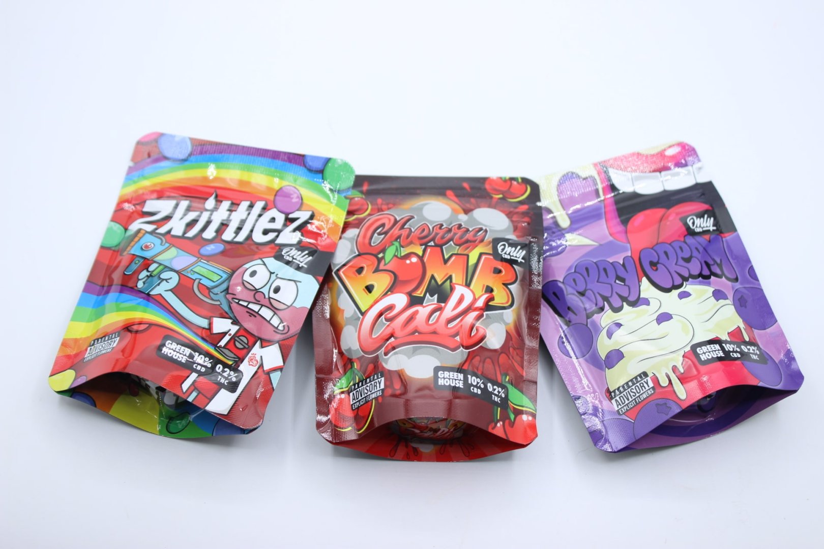 Envases de Zkittlez, Cherry Bomb y Berry Cream de OnlyCBD, flores CBD potentes con perfiles aromáticos variados