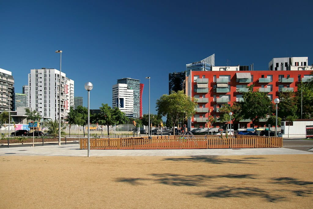 Zona moderna con edificios residenciales y comerciales en Hospitalet, cerca de una CBD shop