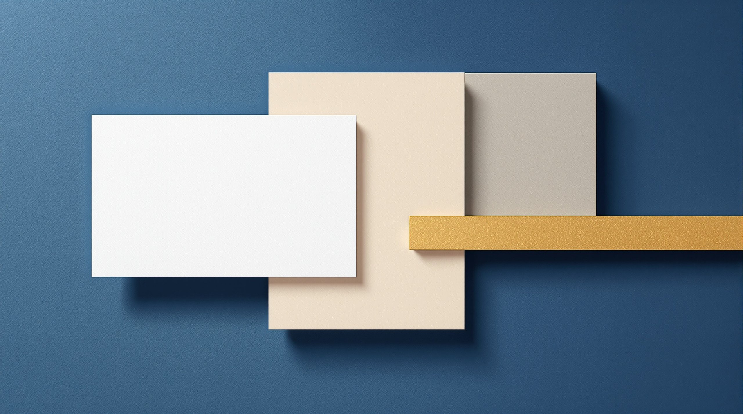 Composición abstracta geométrica con papel blanco, bloque beige y línea dorada sobre fondo azul