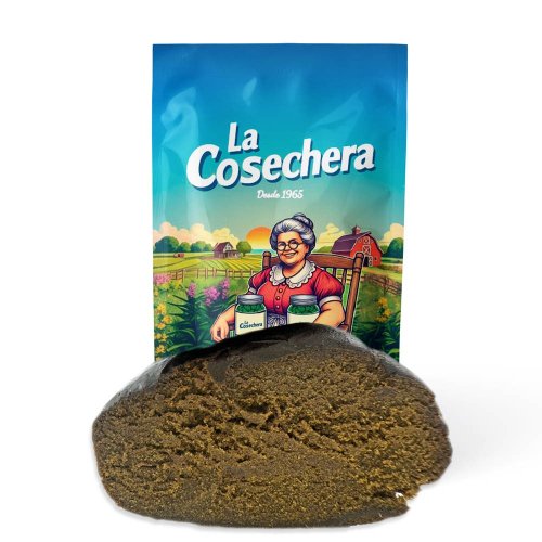 Caramelo hash cbd de color marrón dorado y textura maleable, resina de la variedad Caramelo de La Cosechera