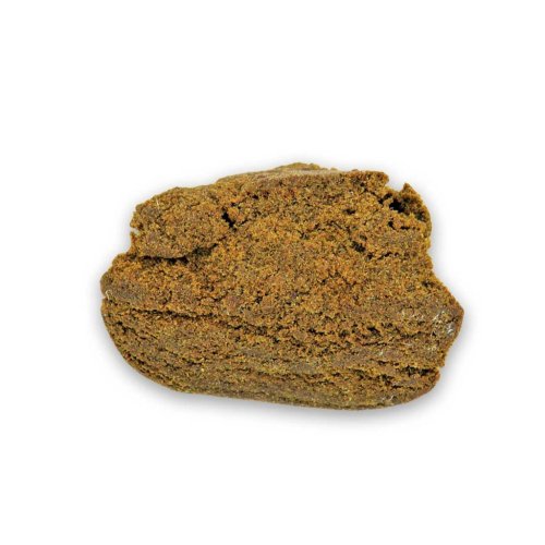 Resina Dry Sift prensada Super Dry Hash Mr Brown de color rubio dorado y textura seca y quebradiza sobre fondo blanco